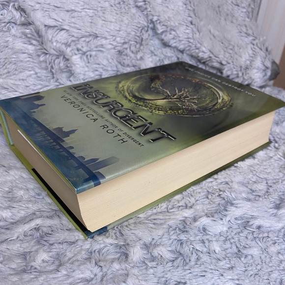 Insurgent by Veronica Roth - Picture 2 of 4